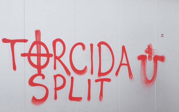 КРАЛИ И ЦРТАЛИ УСТАШКЕ ГРАФИТЕ:  Хрватски навијачи опљачкали пумпу у Врчину 